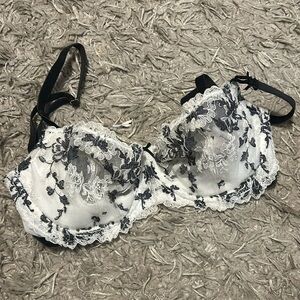 DONATINGVictoria’s Secret lace bra 32DD